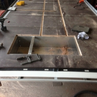 Airlineschienen werden in den Boden gefräst, versenkt und direkt im Rahmen montiert.