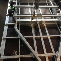 Werkzeugkiste aus Edelstahl, Aufnahmeholme für die Treppe